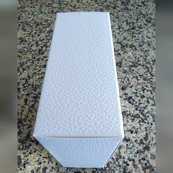 Dior - Textured White Gift Box - Picture 8 of 8